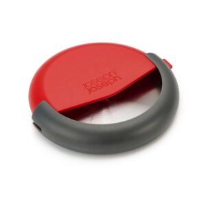 Discover the pizza cutter with blade guard from Joseph Joseph. Removable stainless blade, safe storage, and effortless slicing.