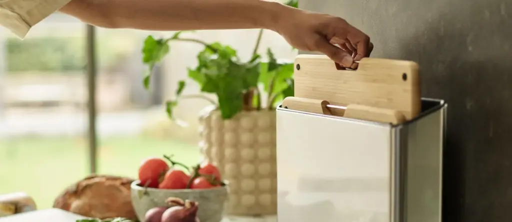 How to clean a wooden chopping board with lemon and salt